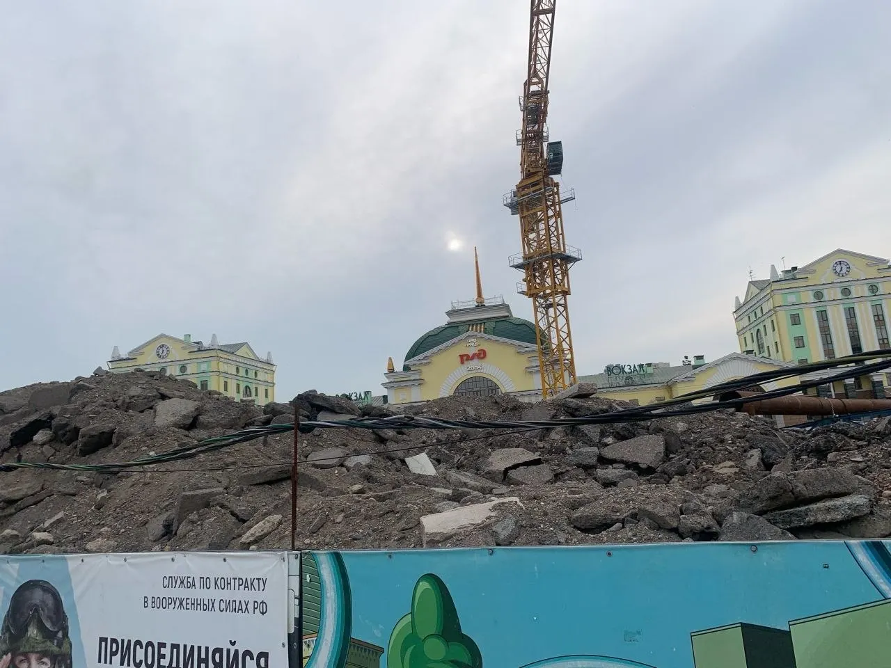 Общественники обнаружили незащищённые кучи грунта и строительных отходов рядом с будущей станцией «Вокзальная». Материалы переданы в прокуратуру с требованием убрать мусор и организовать пылеподавление.