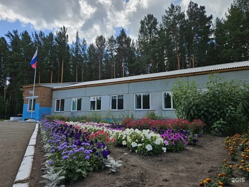 В нескольких муниципалитетах края родителям сообщили, что с 1 сентября старшие классы не будут организованы — учащихся предлагают направлять в более крупные отдалённые школы. В крае также поручили директорам сократить персонал в рамках оптимизации расходов.