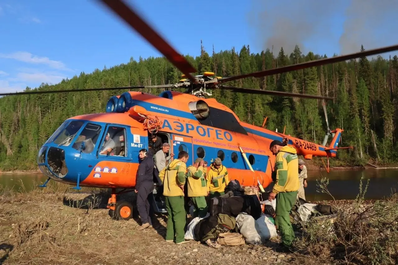 Площадь пожаров в крае за сутки выросла на треть — до 83,6 тыс. га. На борьбу с огнём перебросили больше тысячи человек, технику и авиацию из других регионов.