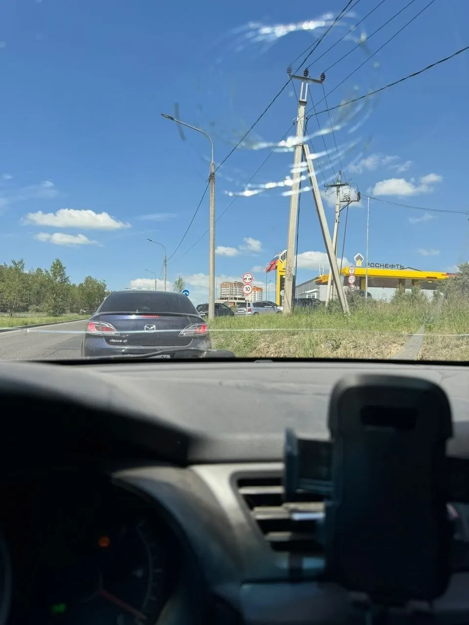 Весь день у автозаправки в районе Солнечный стояли машины в очереди. Местные утверждают, что из‑за дешёвого топлива колонна занимает полосу движения и создаёт риск пробок.