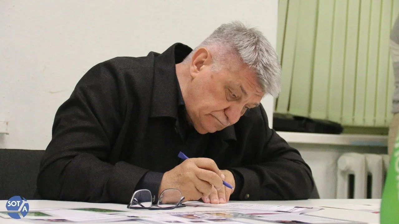 В поздравлении президента отметили заслуги Сокурова как мастера кино и наставника молодых талантов. При этом в последние годы режиссёр сталкивается с ограничениями в прокате, а в январе 2026 года он был исключён из Совета по развитию кинематографии.
