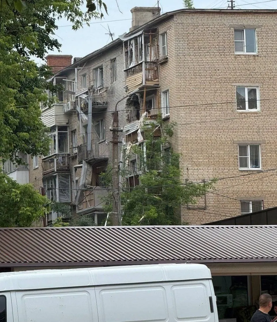 В Щёкино в многоэтажный дом попал беспилотник, жители эвакуированы. По стране за ночь ПВО зафиксировали и перехватили сотни дронов; в ряде аэропортов введены ограничения.