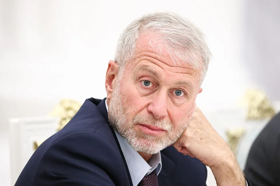 По данным источников, в мае российский бизнесмен Роман Абрамович посетил Киев, встретился с Владимиром Зеленским и передал президенту России предложение о личной встрече. Официальных комментариев со стороны Кремля и окружения бизнесмена пока нет.