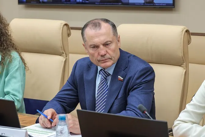 Сенатор предложил законодательно закрепить формат практики, при котором учащиеся вузов и колледжей будут проводить на базовых предприятиях до половины учебного времени. Инициатива мотивирована дефицитом кадров и исследованием готовности выпускников к работе.