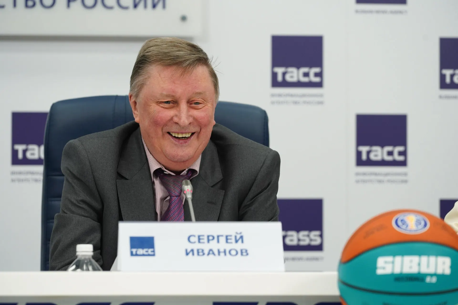 Бывший министр обороны Иванов скончался в 73 года. По словам близкого друга, они общались всего три дня назад; официальных подробностей пока не сообщают.