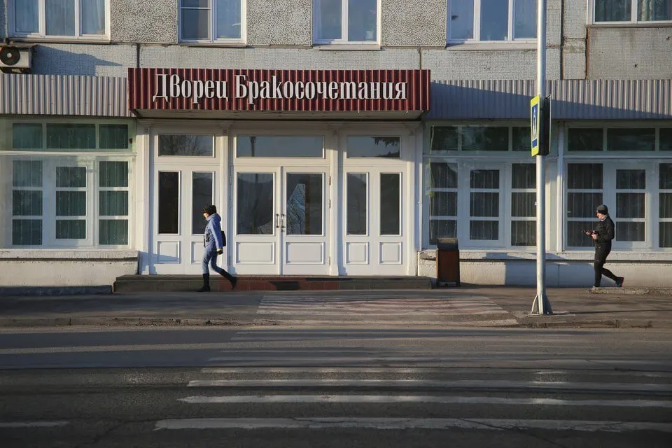 В День защиты детей красноярские ЗАГСы вновь проводят акцию «День без разводов». Напоминаем, что запрещать приём заявлений о расторжении брака или отказывать в их приёме по датам незаконно.
