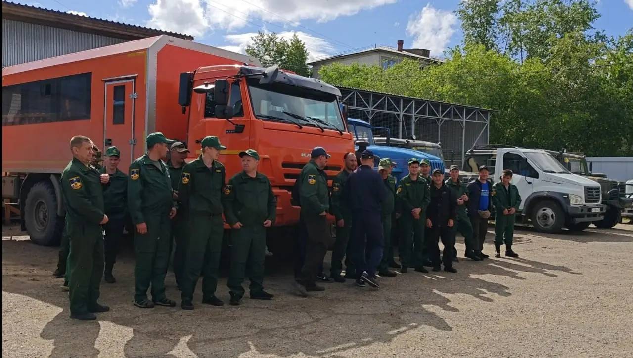 50 сотрудников авиаотделений из районов Забайкалья вылетят в Красноярский край для помощи в тушении более 120 лесных пожаров в труднодоступных районах; помощь планируют оказывать около месяца.