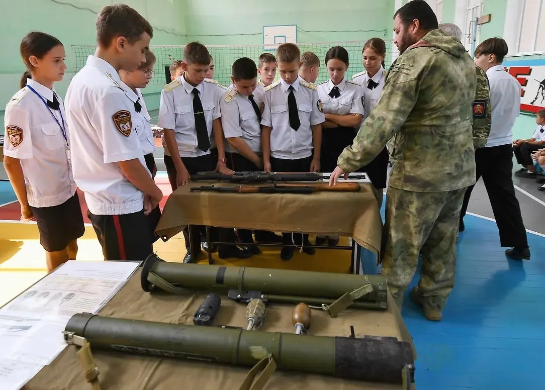Российское военно-историческое общество предложило вовлекать учащихся в сбор рассказов участников «СВО» и волонтёров для школьных музеев и цифрового архива; инициативу, как сообщается, поддержало Минобрнауки.