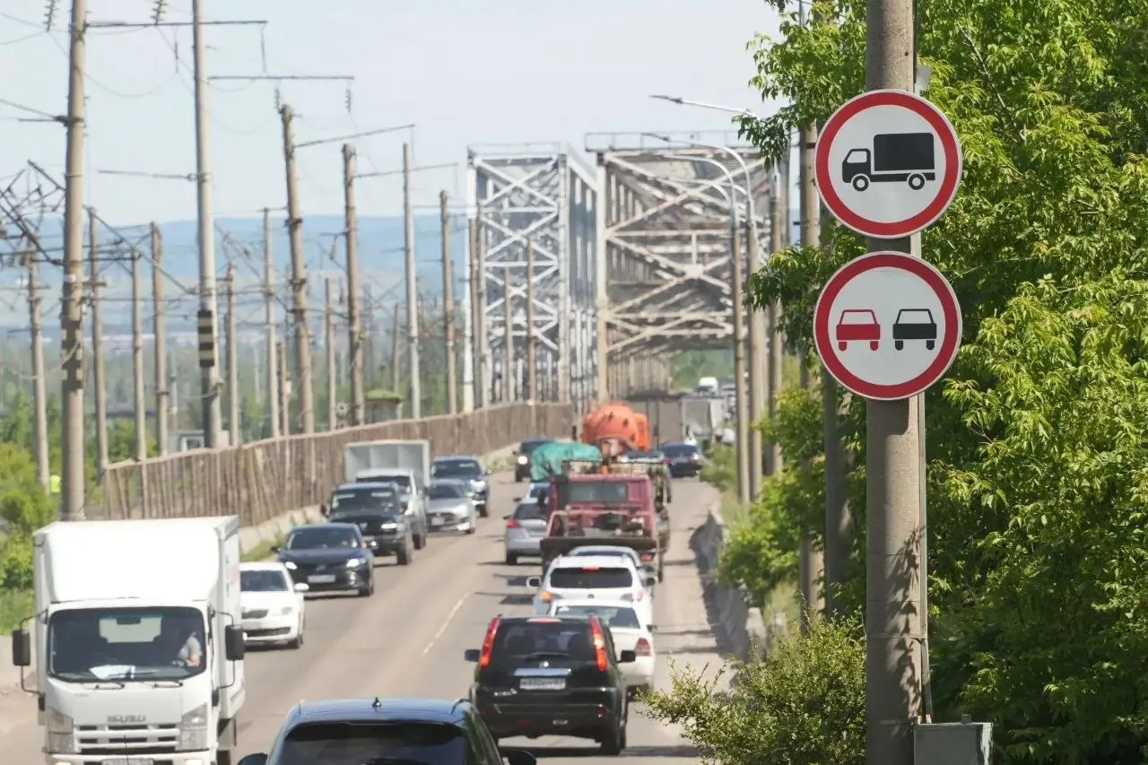 Работы на Коркинском мосту будут проводить ночью — с 21:00 до 6:00. Днём проезжую часть откроют, а четыре раза в цикле ограничения оставят на сутки для набора прочности бетона. Ограничения начнутся 20 июня со стороны левого берега.