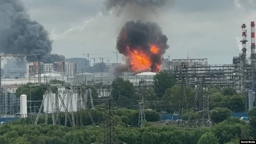 Массированная атака беспилотников ночью поразила столицу и Московскую область: горел нефтеперерабатывающий завод в Капотне, загорелись торговые комплексы и повреждены жилые дома. Властями сообщают о сотнях сбитых дронов.