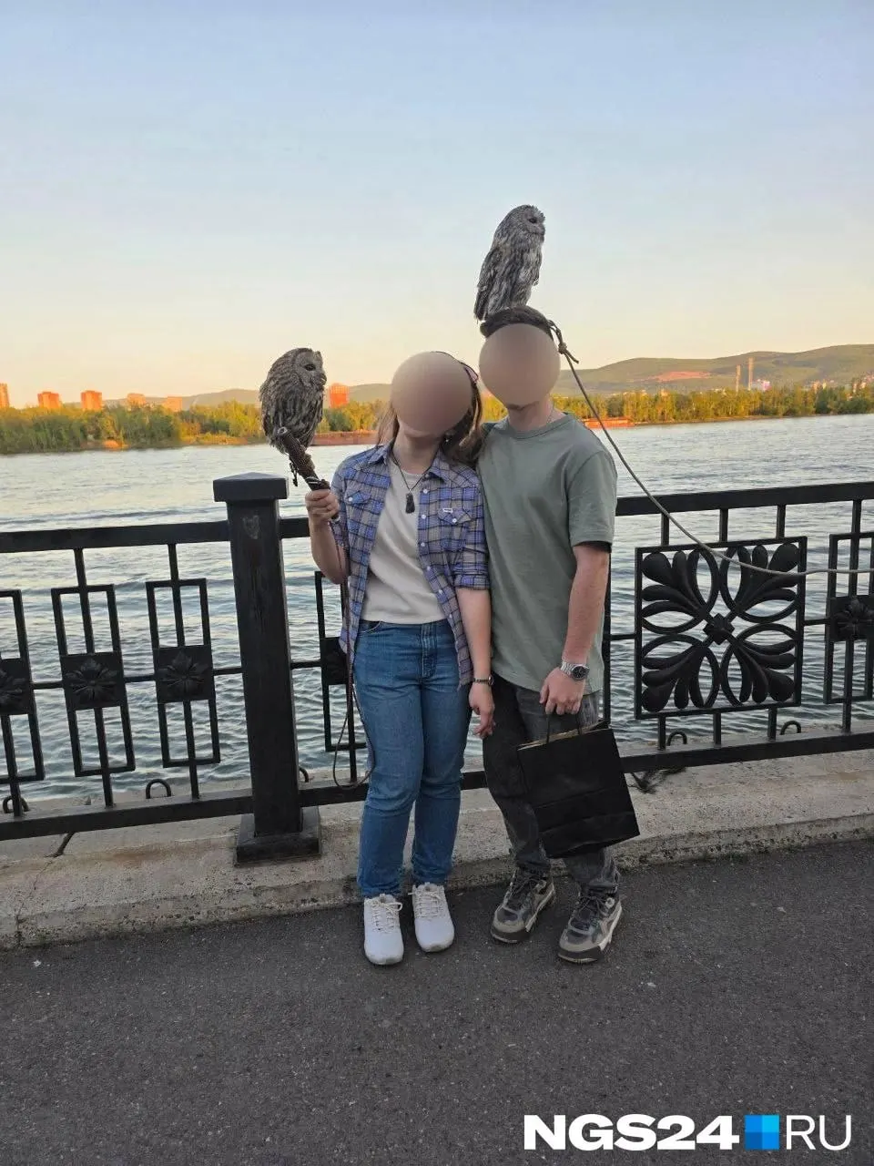 Молодому человеку предложили погладить сов и сфотографироваться — после съёмки аниматоры потребовали оплату и настаивали на плате; пострадавший обратился в полицию, ведётся проверка.