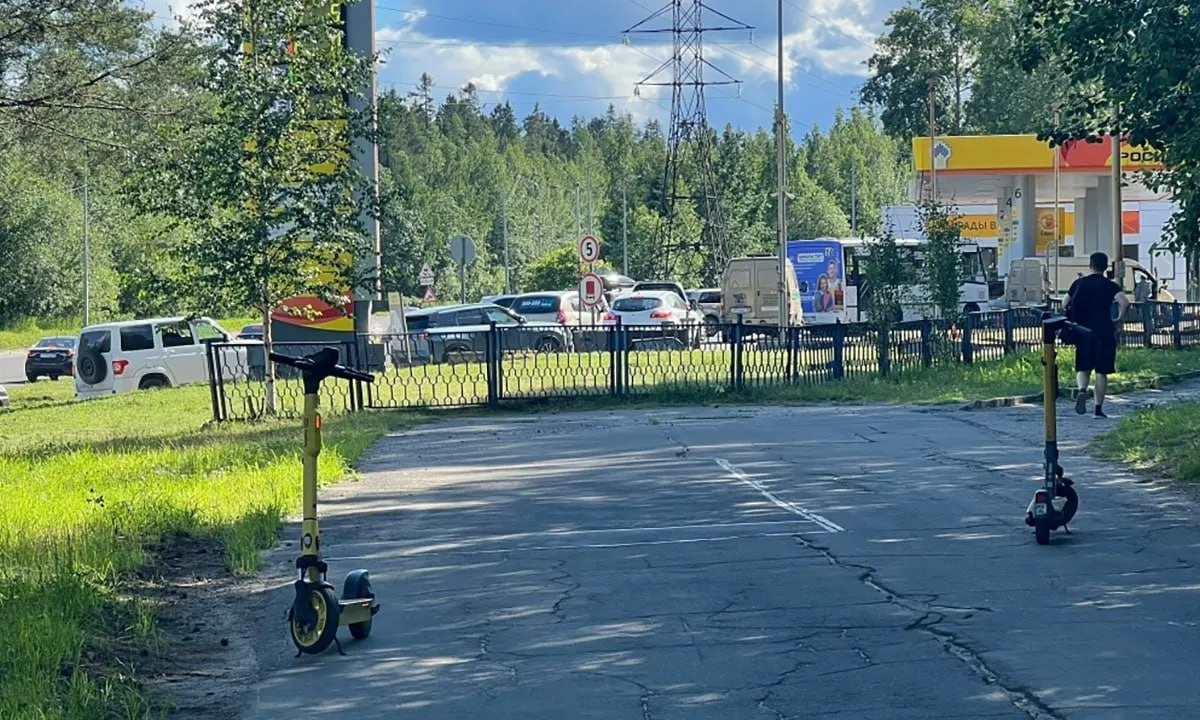 В нескольких регионах страны сохраняются очереди и ограничения на отпуск бензина: дефицит отмечают в Белгородской области, Геленджике, Северной Осетии, Карелии, Иркутске и Воронеже.