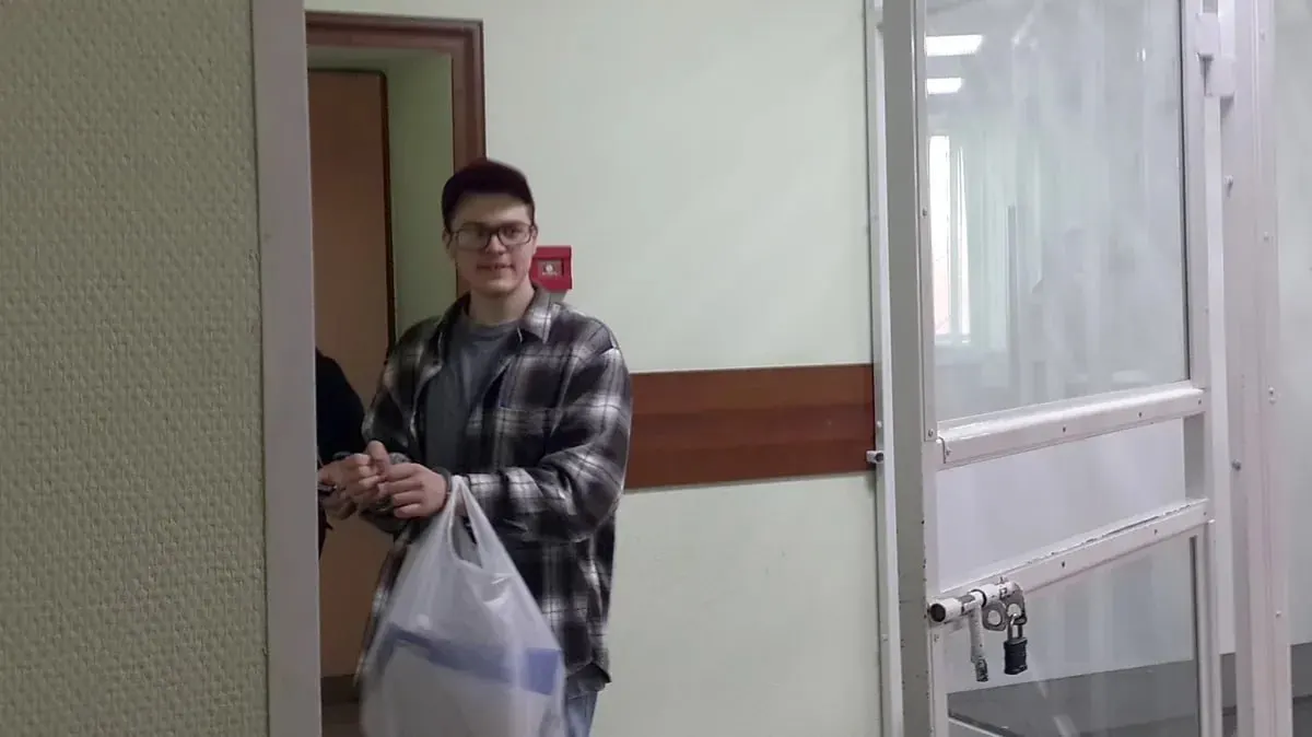 Советский районный суд Красноярска продлил арест Никиты Уварова до 11 августа. Родные просят поддержать его письмами — по словам близких, это особенно важно после нового уголовного дела.
