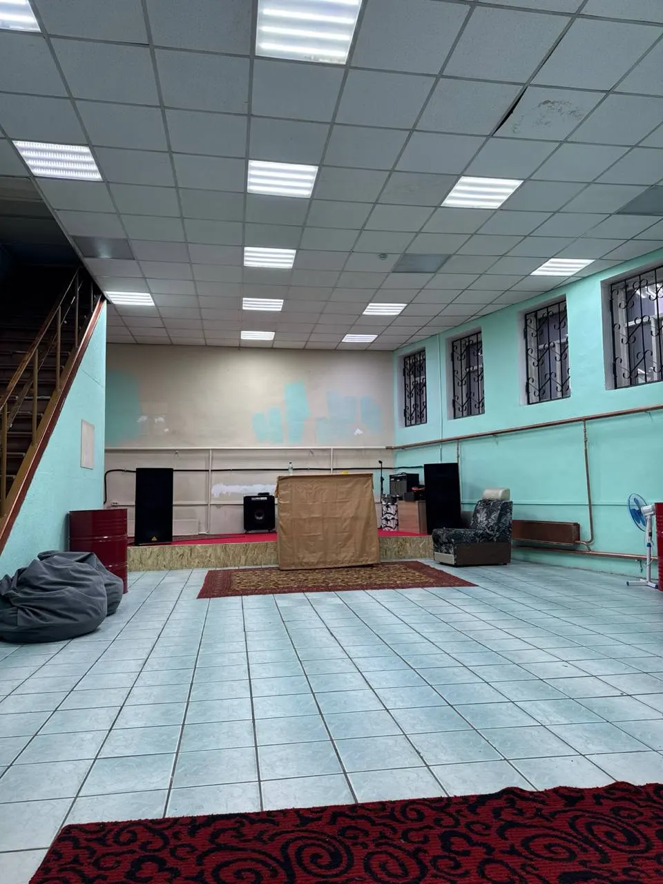 Музыканты и художники создали в городе самоуправляемый культурно‑досуговый центр с коллективной собственностью и горизонтальным управлением.
