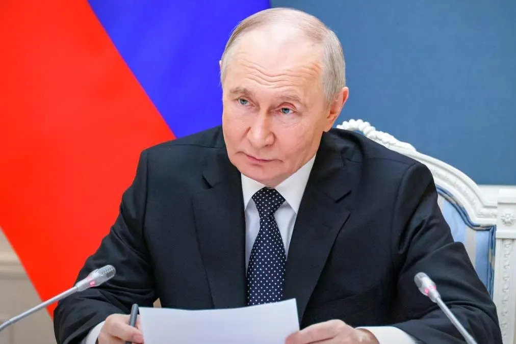 Указ позволяет приостанавливать выплаты по банковским вкладам иностранным кредиторам из стран, признанных «недружественными». Поправки вступили в силу 1 июня 2026 года.