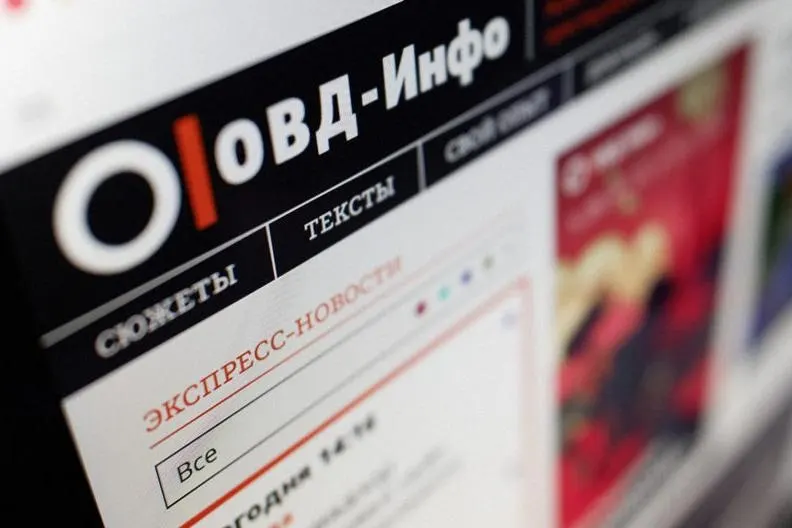 Росфинмониторинг включил в реестр организации, признанные судом «экстремистскими». В список попали правозащитный медиапроект и независимое культурное пространство; присвоение статуса влечёт уголовную ответственность и ставит под угрозу благотворителей и получателей помощи.