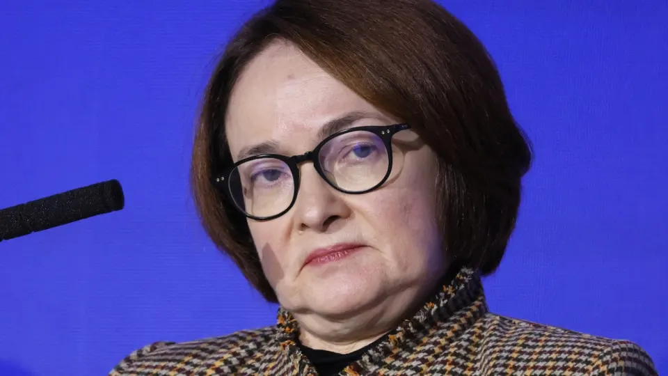 Резкий рост цен на бензин и резкое сокращение выпуска нефтепродуктов ускоряют инфляцию. Это повышает вероятность оттягивания ожидаемого снижения ключевой ставки и даже увеличивает риск ужесточения монетарной политики.