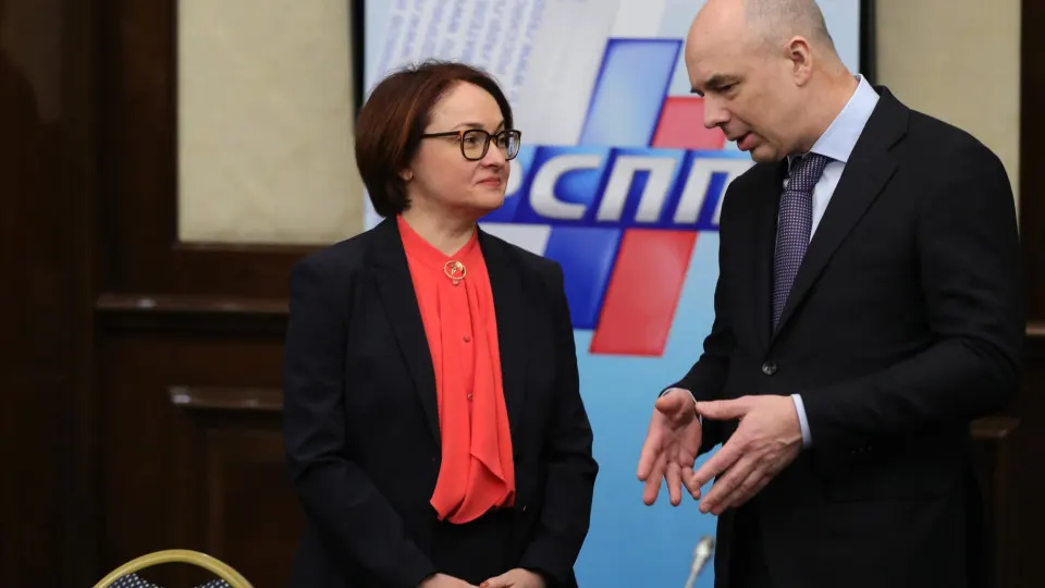 Минфин и Центробанк сигнализируют о риске значительного дефицита из‑за высоких оборонных расходов; Кремль поручил не трогать военный бюджет, сокращая расходы по другим статьям.