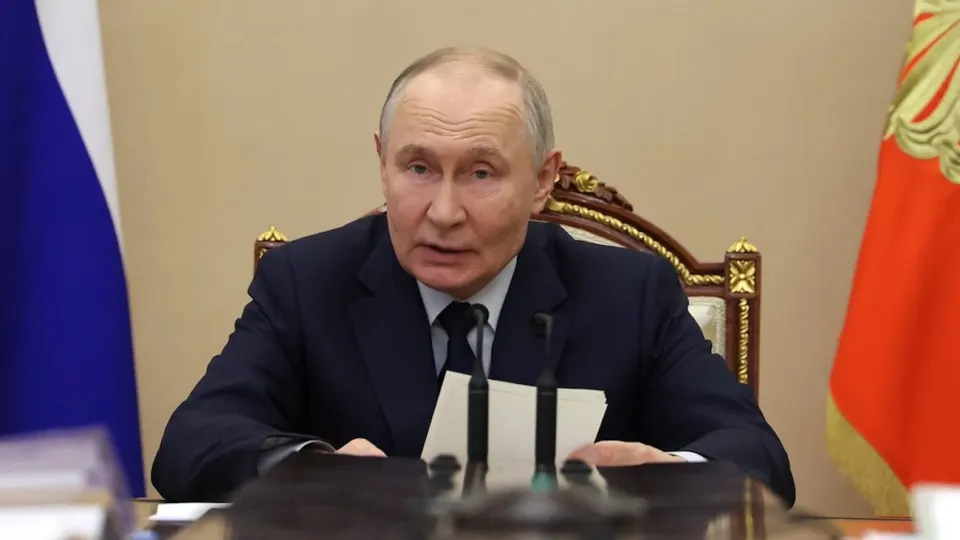 На совещании по инвестициям президент заявил, что ситуация в целом контролируется, однако объем инвестиций в первом квартале упал на 14,3%. Основные причины — высокие ставки, падение прибыли и внешние ограничения; бюджетные возможности для стимулирования ограничены.