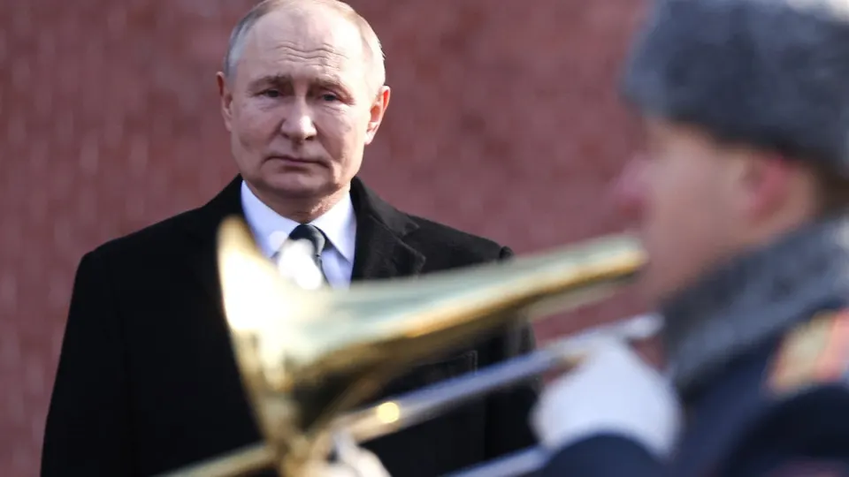 На ПМЭФ Владимир Путин заявил, что «Орешник» пока не применялся в бою, но его могут использовать по целям в городской застройке; он также подтвердил намерение контролировать весь Донбасс и выразил готовность к переговорам на основе компромиссов.