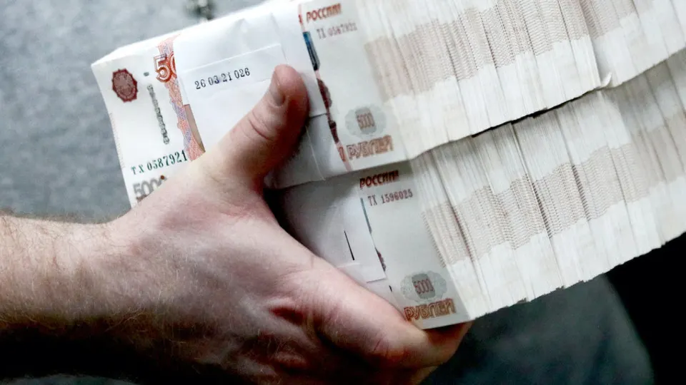 Банки фиксируют массовый отток средств в «кэш»: население и бизнес переходят на наличные на фоне проблем с онлайн‑сервисами и опасений по налогообложению; Центробанк ужесточил контроль за операциями с наличными.