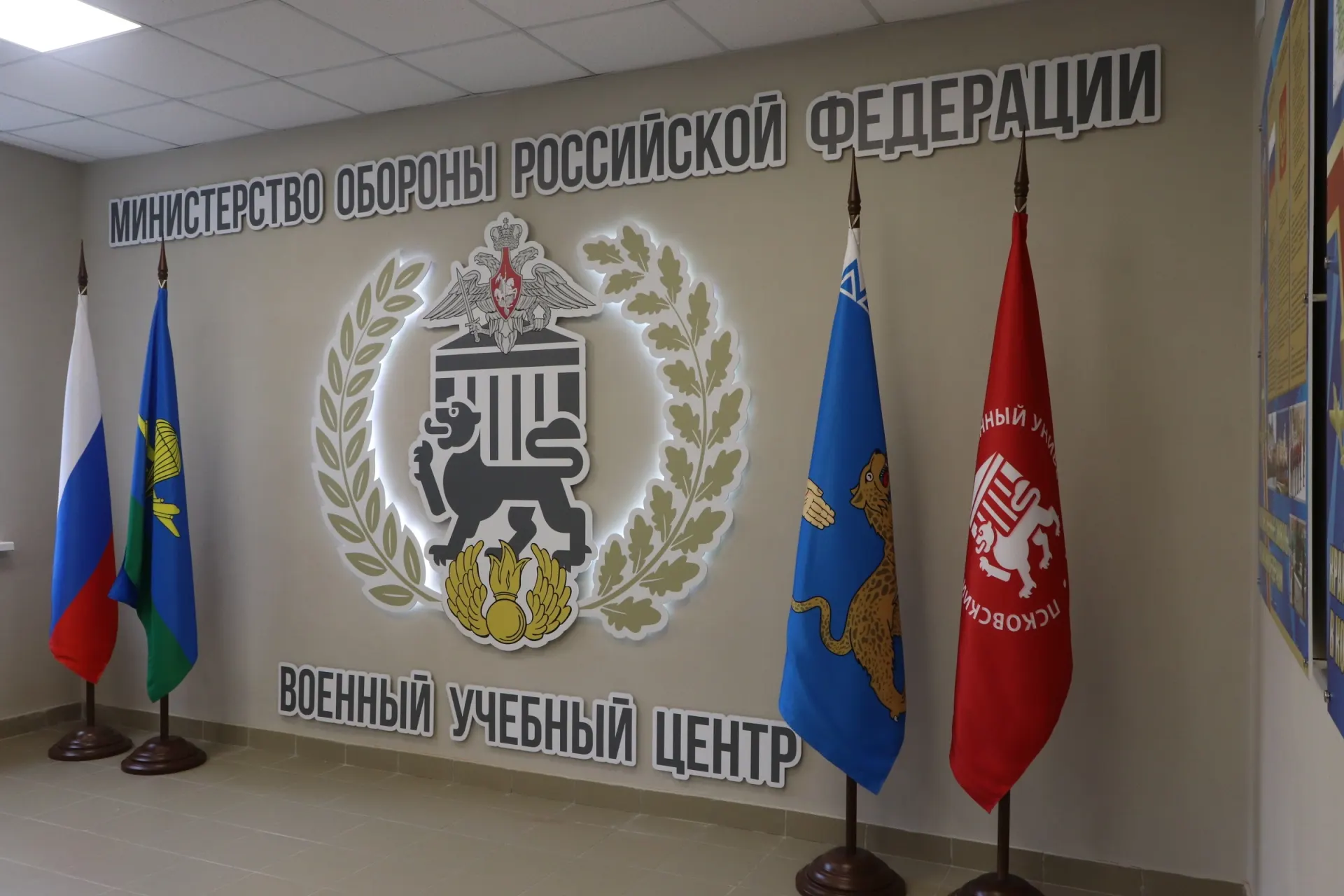 По базе судебных решений: десятки дел по отчислениям студентов военно‑учебных центров, суммы взысканий — сотни тысяч и более миллиона рублей. Некоторые студенты выигрывают дела из‑за проблем со здоровьем, но многие теряют право на учёбу за отказ подписать контракт.