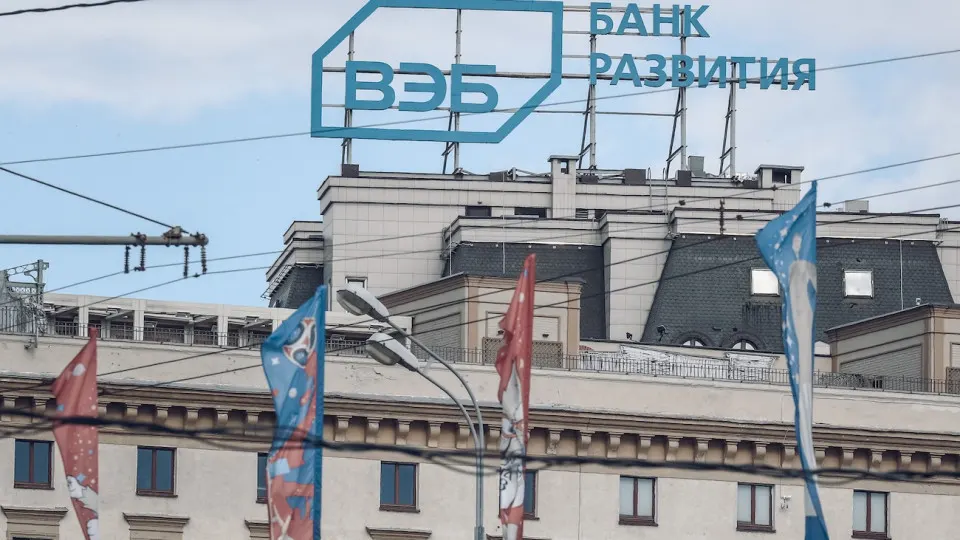 Внешэкономбанк планирует сократить расходы и уволить 15% персонала в рамках подготовки к бюджетным параметрам 2027 года; сокращения объясняют «кредитным охлаждением» и директивами правительства.