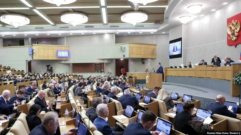 Поправки предусматривают запреты на консульские услуги, распоряжение имуществом и банковские операции; документы ко второму чтению опубликованы в середине июля, ограничения планируется вводить немедленно после включения в соответствующий список.