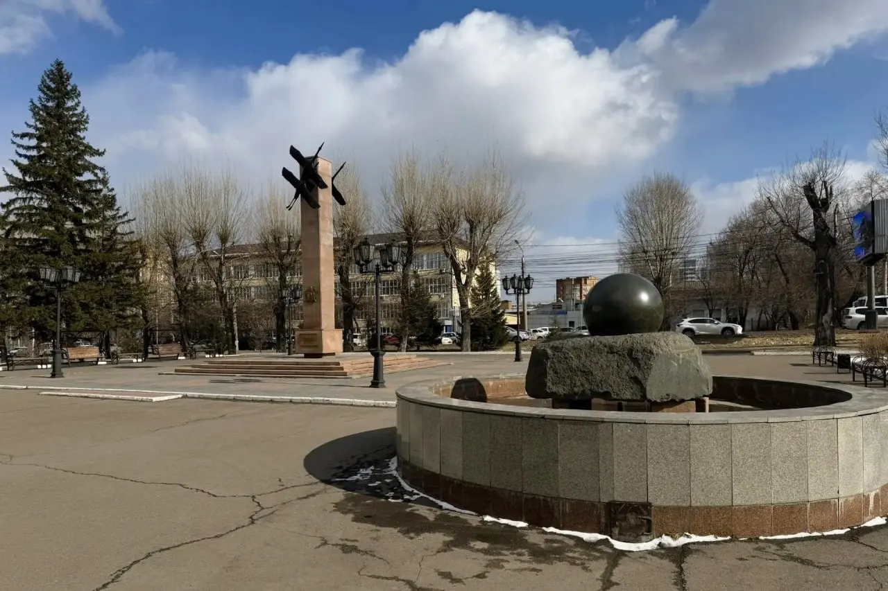 Чашу и технические сети признали критически повреждёнными: вместо восстановления установят «сухой» фонтан с форсунками в ровень брусчатки, гранитный шар отправили на склад.