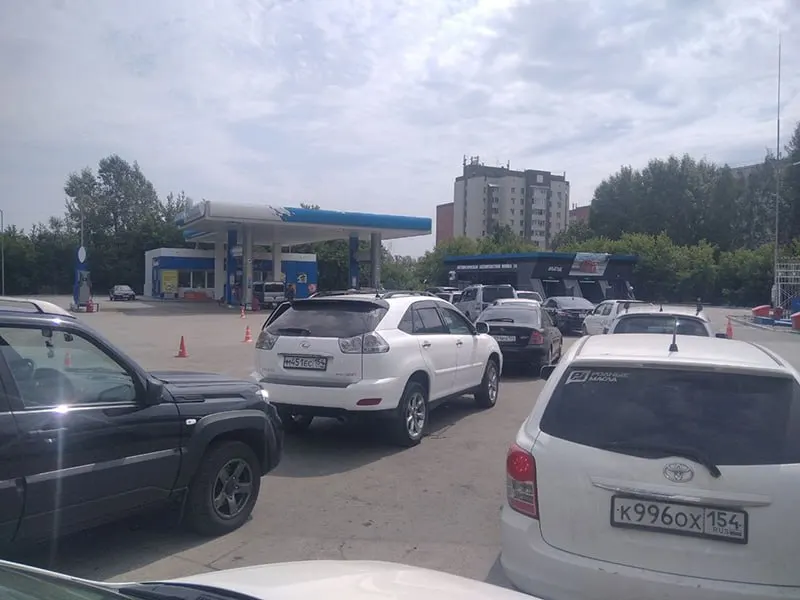 В нескольких регионах Сибири — от Новосибирска до Забайкалья и Якутии — зафиксированы перебои с бензином: длинные очереди на АЗС, введение талонов для льготных категорий и призывы экономить топливо.