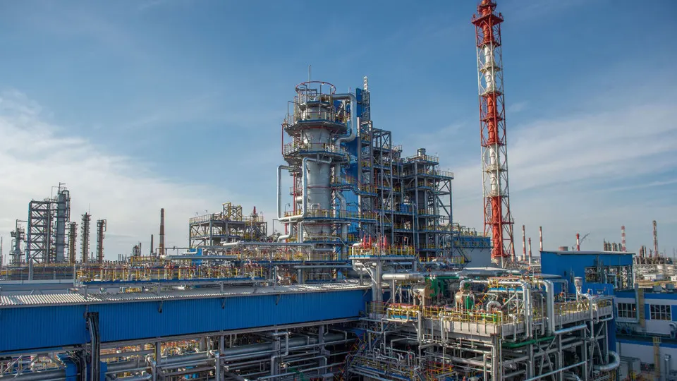 НПЗ «Газпромнефтехим Салават» приостановил переработку нефти и конденсата после удара беспилотников. Повреждены оба блока первичной переработки, восстановление может занять от нескольких недель до месяцев; это уже пятая крупная остановка НПЗ в июле.