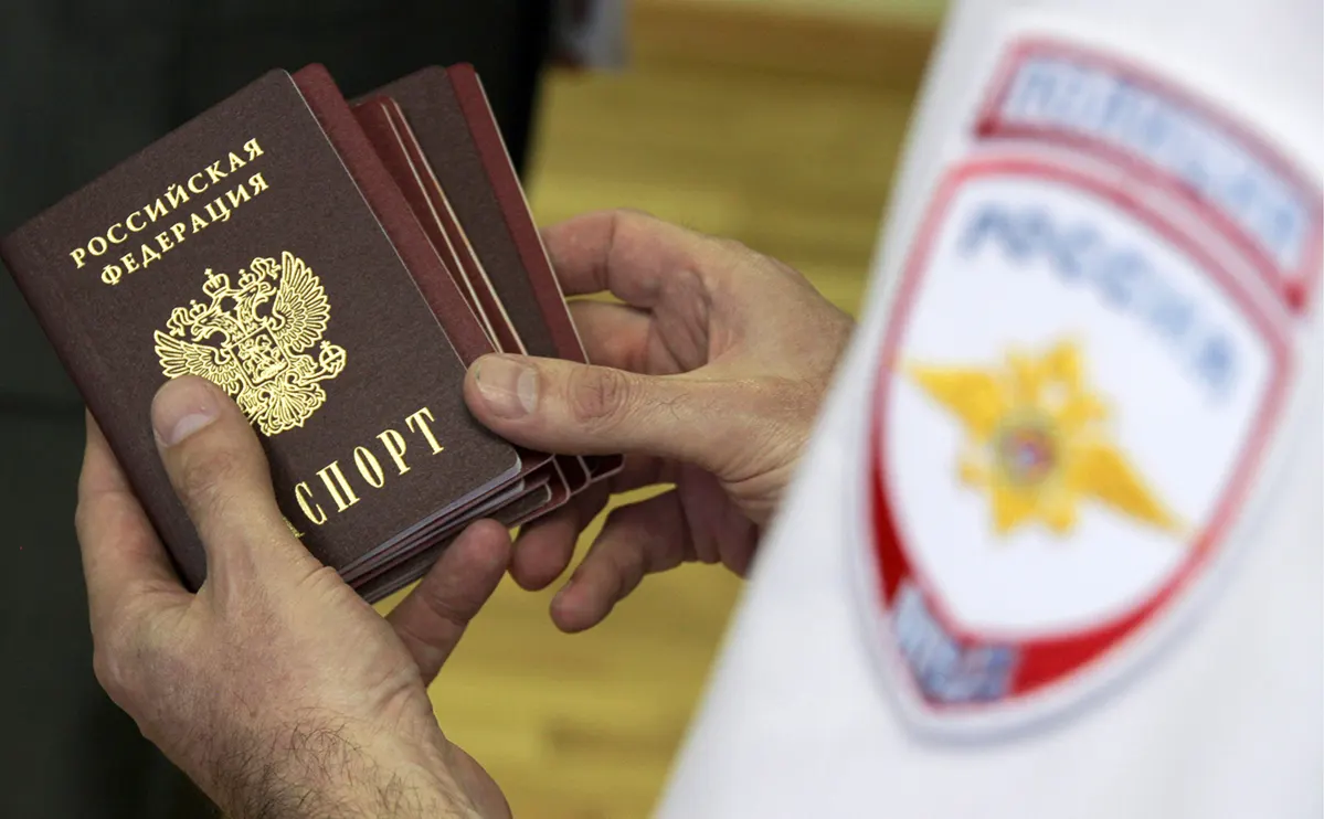 По данным источников в дипломатических кругах и близких к администрации, обсуждают запрет индивидуальных поездок в «недружественные» страны: туристы смогут ездить группами не менее 10 человек по утверждённым маршрутам, а также планируется ввести выездные визы. Официально не подтверждено.