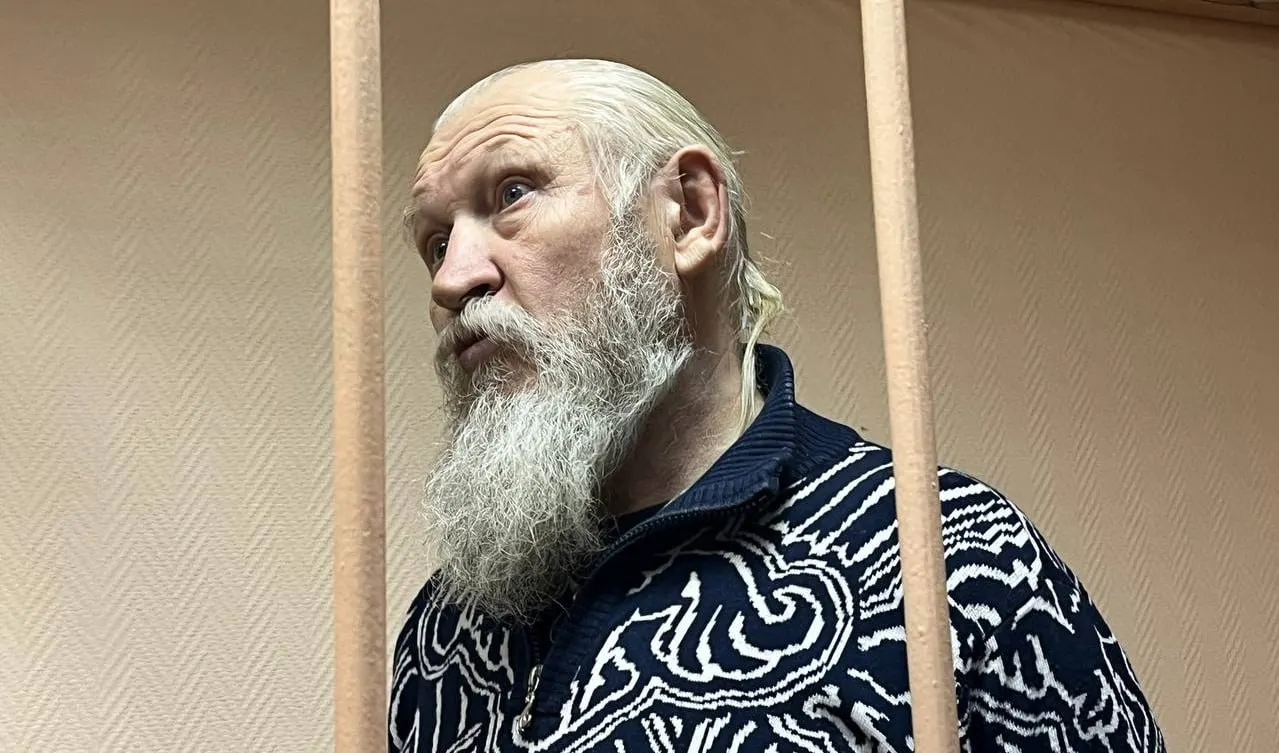 В обновлённый перечень включён бывший депутат Госдумы от ЛДПР Михаил Глущенко, ранее осуждённый за соучастие в убийстве Галины Старовойтовой.