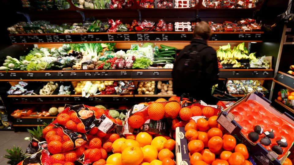Рост цен на бензин и дизель стал катализатором удорожания продуктов и услуг: весной снижавшиеся овощи снова подорожали, а логистика и сроки доставки ухудшились.