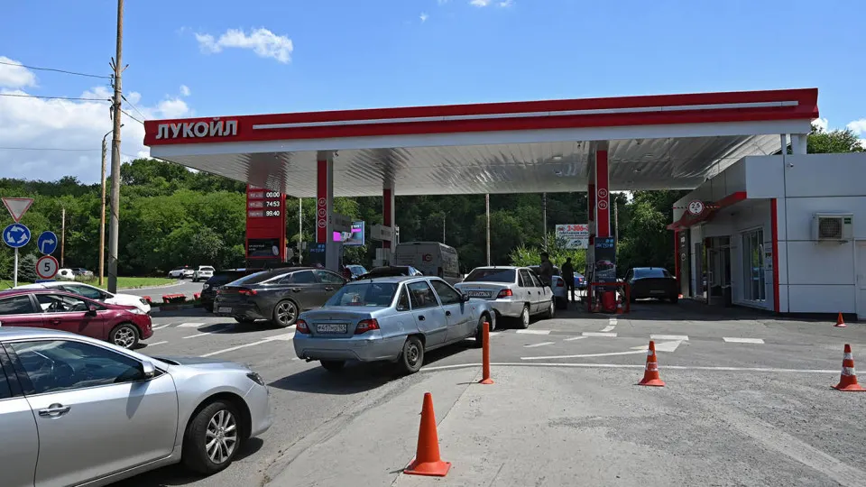 Поставка АИ‑92 из Белоруссии подорожала на 6% за неделю и в 1,8 раза с начала мая. Ограниченные мощности НПЗ и проблемы с логистикой не позволяют быстро компенсировать дефицит топлива в регионах.