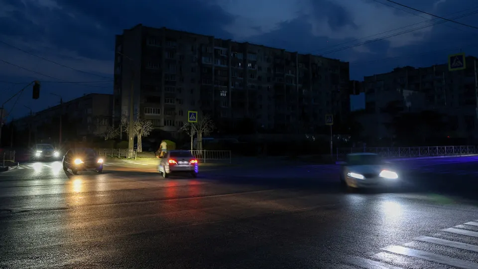 В 12 регионах, включая Крым, из‑за дефицита топлива и роста цен урезали автобусные рейсы, в ряде субъектов повысили стоимость проезда. Переработка нефти в стране заметно сократилась, власти ограничили экспорт и ищут поставки из других стран.