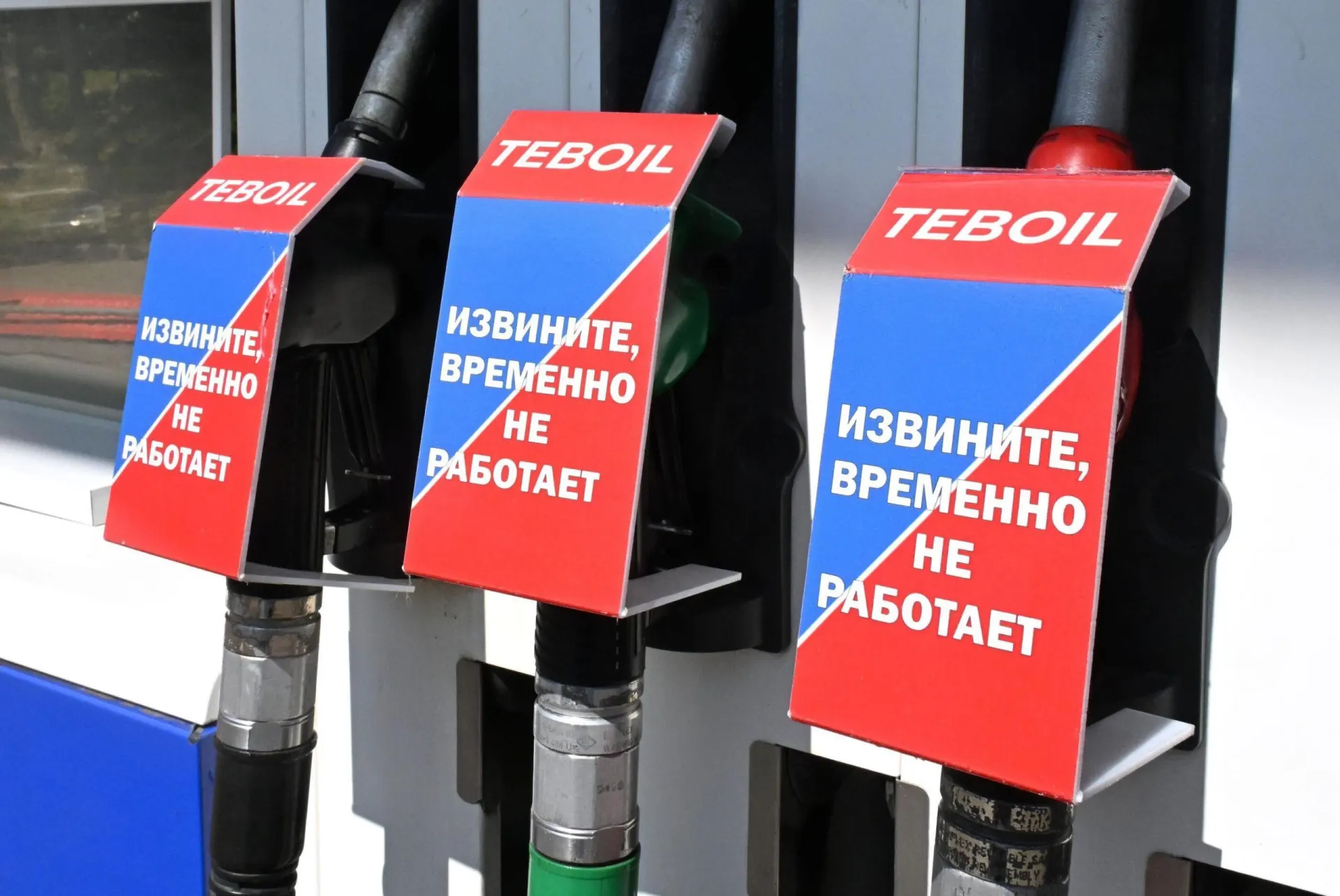 Из‑за дефицита топлива и очередей на АЗС благотворительные фонды и волонтёры по всей стране вынуждены урезать маршруты, менять графики и приостанавливать доставку помощи в отдалённые населённые пункты.