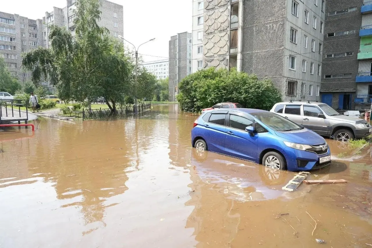 Из‑за сильных дождей уровень реки Кача в Красноярске поднялся: подтоплены несколько улиц и электроподстанция. В Железнодорожном и Центральном районах временно отключили электричество, на месте работают службы и насосная техника.