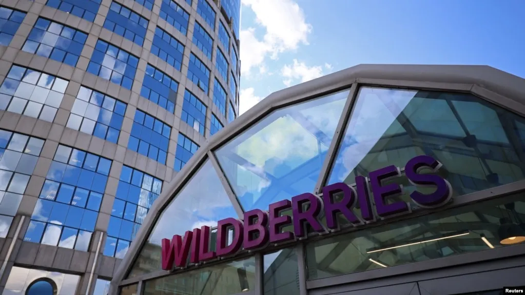 Ночью беспилотники нанесли удары по логистическим центрам Wildberries в нескольких регионах. Есть пострадавшие и эвакуации; Минобороны РФ сообщает о сотнях сбитых БПЛА.
