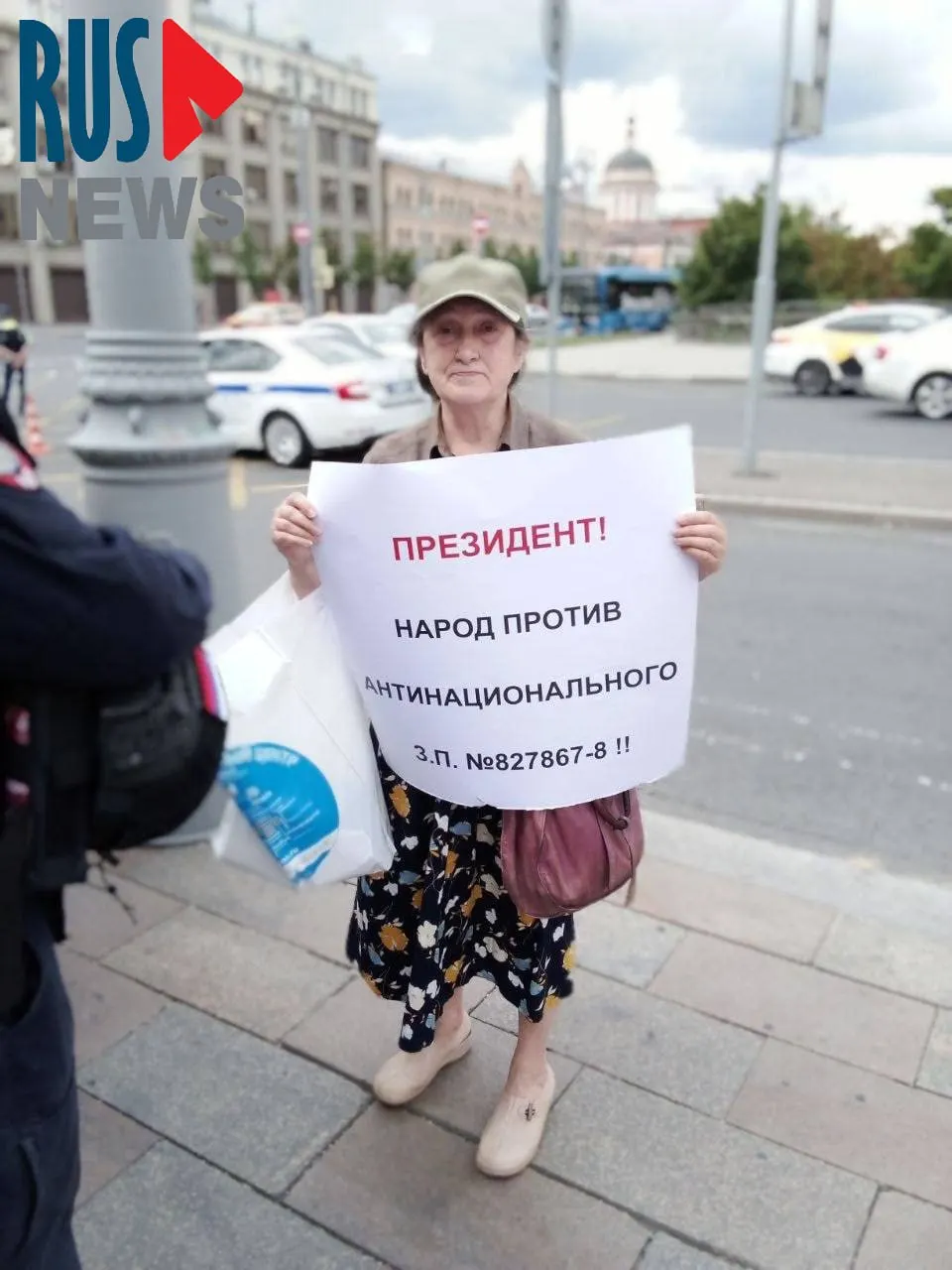 В центре Москвы задержали градозащитницу, которая вышла в одиночный пикет против передачи региональным властям права исключать памятники из госохраны; активисты опасаются массовых сноса ради застройки.
