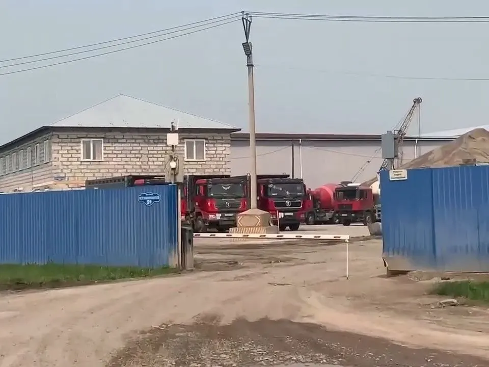 По данным общественников, предприятие выливает жидкие отходы бетона на землю и в Черёмушку, которая впадает в Енисей. Эколог предупреждает о вреде для воды, почвы и здоровья; материалы направлены в прокуратуру.
