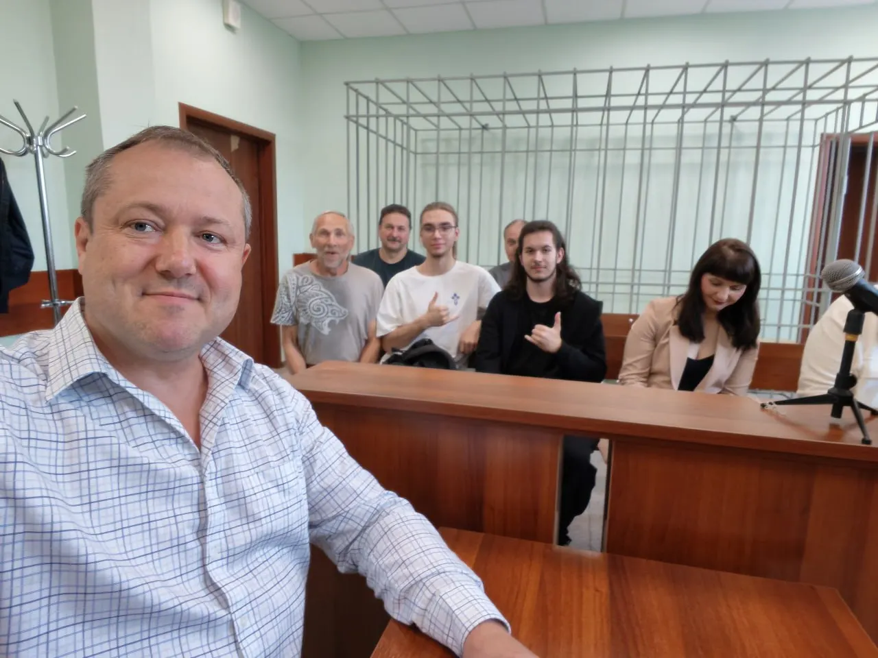 Центральный районный суд Красноярска 9 июля прекратил дело против журналиста Дмитрия Полушина по статье о возбуждении ненависти. Протокол был составлен после стрима, где он критиковал единороссов и затронул тему принудительной установки госмессенджера «Макс».