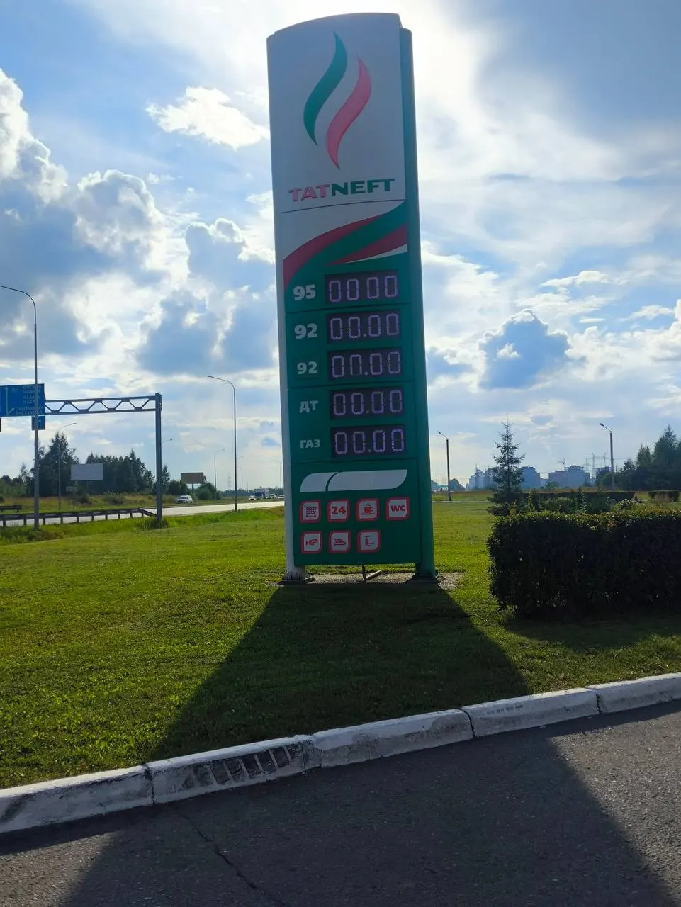 Из-за атак беспилотников и остановок НПЗ в ряде регионов в стране обострился дефицит топлива: в Чебоксарах подорожали речные прогулки, а компании просят бензин у индийских заводов.