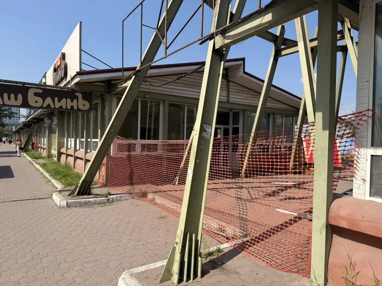 На Предмостной площади установили временную сетку вокруг павильонов. Депутат Илья Зайцев сообщил, что вскоре поставят сплошной забор и начнут демонтаж, хотя подрядчик пока не объявлен.