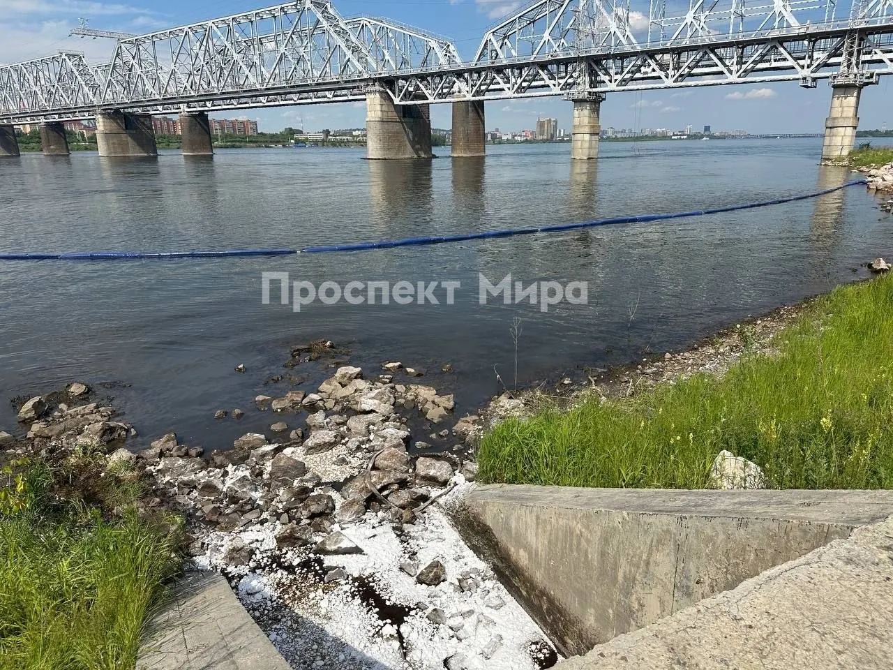 На Енисее заметна радужная плёнка и запах нефтепродуктов рядом с трубой у Николаевского моста. Место огорожено бонами, источник загрязнения пока не установлен.