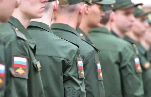 Правительство поддержало законопроект, позволяющий направлять призывников на службу в пожарные подразделения МЧС для борьбы с кадровым дефицитом и обеспечения аварийно-спасательной работы.