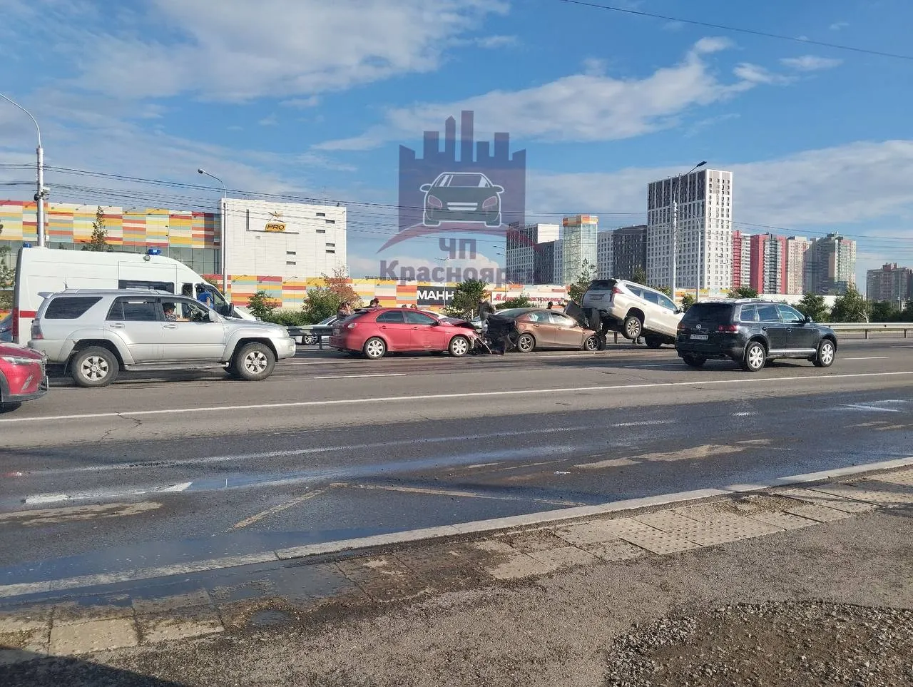 Mitsubishi Lancer врезался в стоявшие на светофоре Mitsubishi Pajero и Mazda у ТРЦ «Планета». Есть пострадавшие, им оказали помощь на месте, госпитализация не потребовалась.