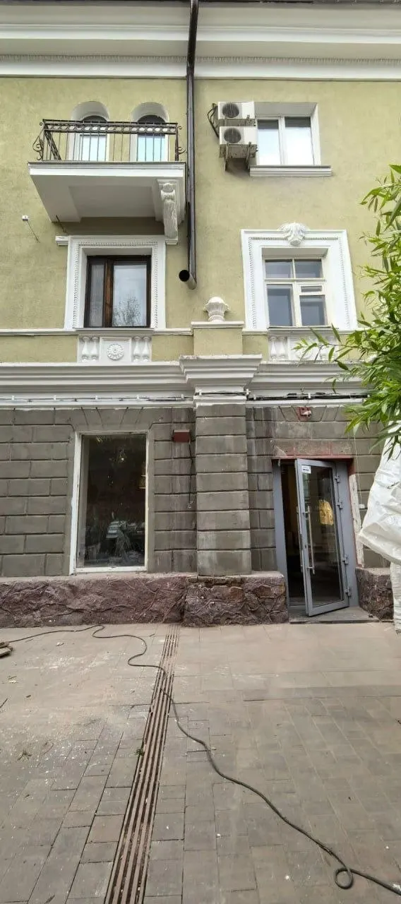 После ремонта водостока труба оказалась установлена на уровне второго этажа — во время дождя вода попадает на балконы и в квартиры.