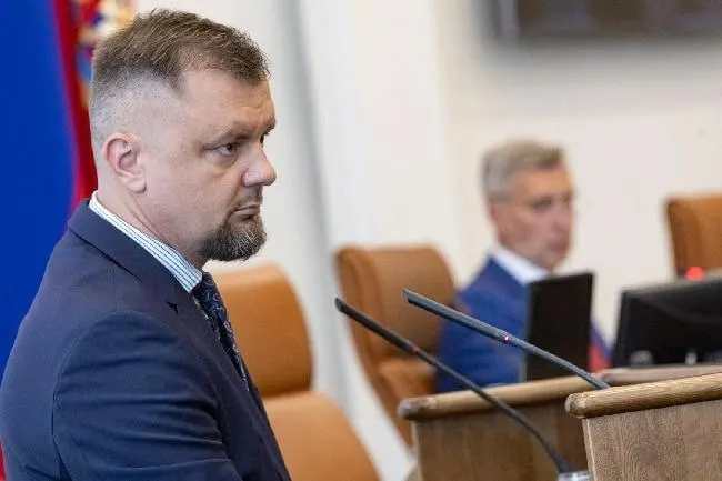 Заксобрание края утвердило Николая Кузнецова руководителем краевого Центра транспортной логистики. Его предшественник был арестован по делу о продаже акций аэропорта; следствие оценивает возможный ущерб бюджету в два миллиарда рублей.