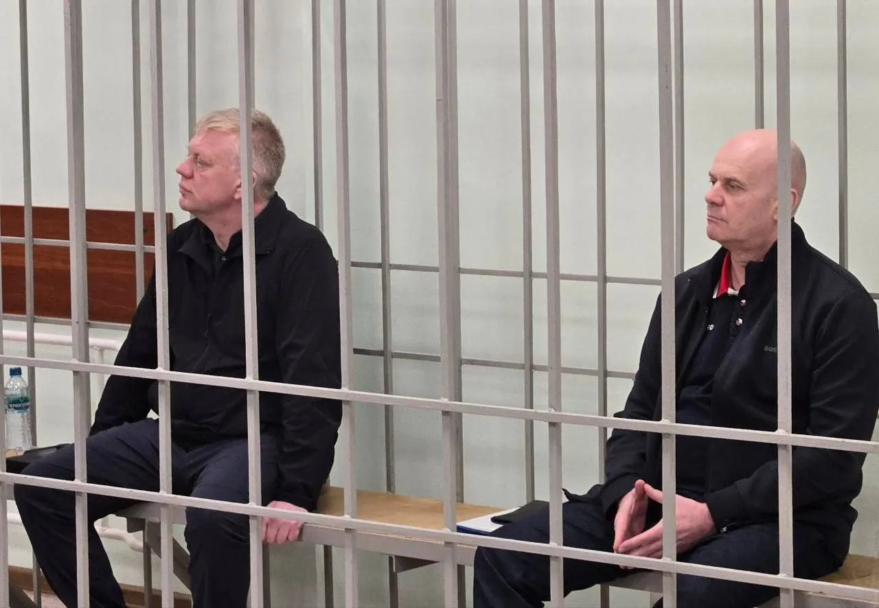 На судебном заседании прокурор заявил, что общая сумма полученных взяток достигла 265 млн рублей; трое посредников признали вину, сам экс‑мэр отрицает причастность.
